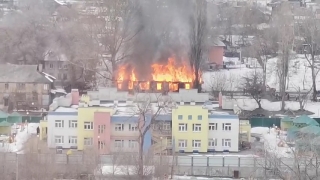 В Заводском районе рядом с детсадом горит расселенная двухэтажка