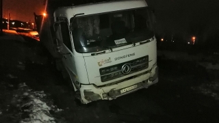В саратовском поселке для многодетных семей на дороге "утонул" "Камаз"