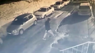 В Саратове вор под камерами вскрывал автомобили. Его поймали