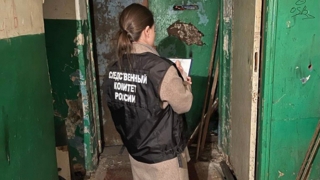 В Энгельсе в подъезде дома обнаружили труп молодого мужчины