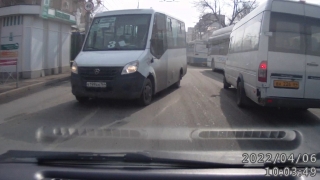 В Саратове водитель маршрутки при обгоне автобусов выехал на встречку