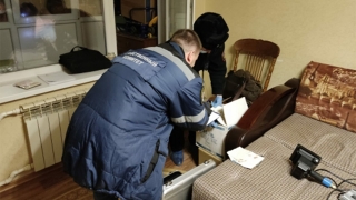В Энгельсе сын задушил спящих отца и мать. Их тела нашли через месяц