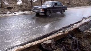 В саратовском поселке потоки воды со снежного полигона разрушают дорогу