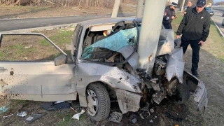 В Заводском районе "13-я" затормозила в столб. Есть погибшие и пострадавшие