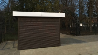 Центральный вход в саратовские "Липки" закрыли темным ларьком