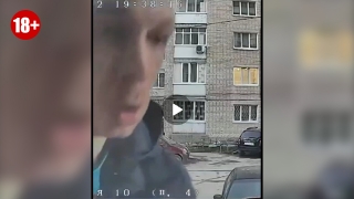 В Энгельсе насильник напал на женщину в подъезде. Его зафиксировала камера домофона
