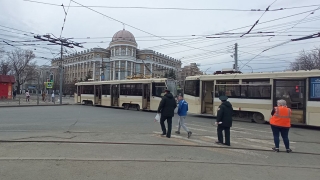 В центре Саратова из-за поломок и обрыва сети встали трамваи и троллейбусы