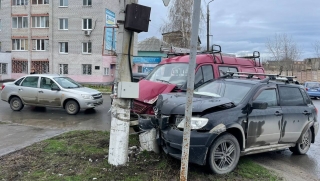 Водитель "Мицубиси" с 4-летним сыном пострадали в массовом ДТП в Вольске