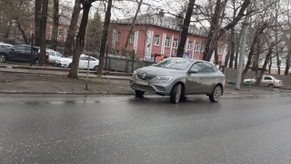 Очевидец: автохам каждый день паркуется на дороге возле отдела полиции