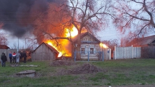 Дачу с постройками тушили три пожарных расчета