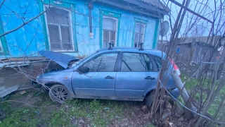 Пожилой водитель "Калины" врезался в дом и оказался в больнице