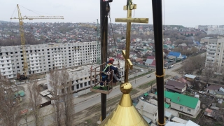В Заводском районе спасатели восстановили накренившийся от ветра крест