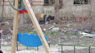 Многодетная мать просит убрать мусор с детской площадки в Заводском районе