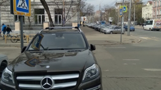 Очевидец: в Саратове водитель "Мерседеса" паркуется на "зебре" напротив школы Янковского