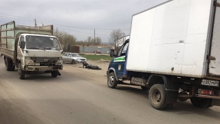 Мотоциклист попал под грузовик на Сокурском тракте