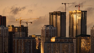 Продажи квартир в новостройках упали наполовину