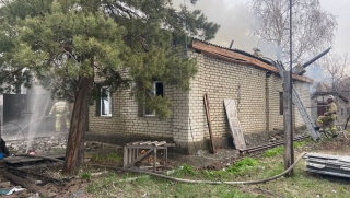 Из-за оставленного на зарядке аккумулятора сгорели машина, гараж и дом