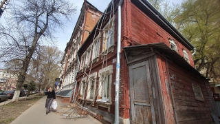 В центре Саратова с крыши дома упал металлический забор