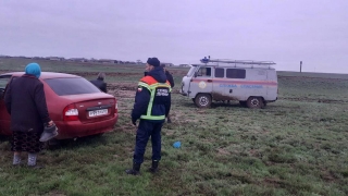 Ночью в поле застряла машина с двумя маленькими детьми и пятью взрослыми