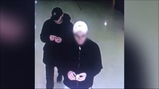 "Я у подъезда". В Саратове курьеры забирали у бабушек пакеты с деньгами для мошенников