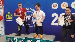 Пауэрлифтеры-паралимпийцы выиграли два "серебра" чемпионата России