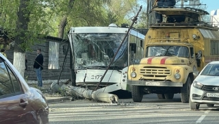 В Энгельсе троллейбус снес опору ЛЭП. Есть пострадавшие