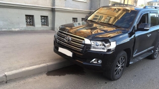 Парень на "Лэнд Крузере" сбил мужчину в центре Саратова