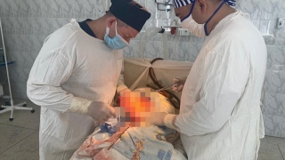 "С того света". Энгельсские врачи спасли женщину с 30 ножевыми ранениями