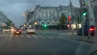 Лихачи на иномарках устроили гонки по тротуару и дороге на Московской