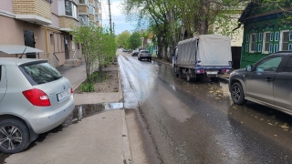 Центр Саратова уже неделю заливает канализационными водами