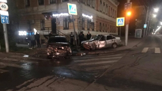 В центре Саратова пострадали молодой водитель и 16-летняя пассажирка
