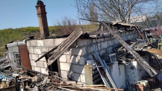 Пожарные тушили дома в Александровке и Загородном