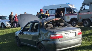 В ДТП под Татищевом погибла девочка. Еще троих детей везут в больницу