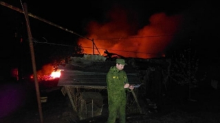 Ночью соседи вытащили пенсионерку из горящего дома. Но она погибла