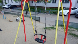 В Заводском районе спасатели вытащили из качелей двух застрявших девочек