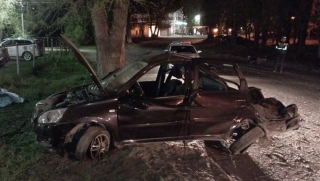 В Балакове автомобиль врезался в дерево. Один мужчина погиб, второй – в больнице