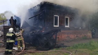 В Балакове тушат деревянный дом