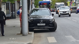 Очевидец: "наглый" водитель "Мерседеса" нарушил ПДД в центре Саратова