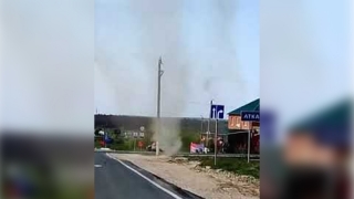 Жители города в Саратовской области сняли на видео смерч