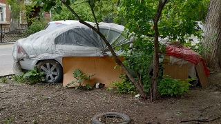 В центре Саратова брошенный "Форд" мешает благоустройству территории
