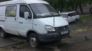 В центре Саратова "Газель" полгода стоит поперек тротуара