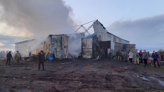 Под Петровском пожарные тушили ангар и "Ниву"