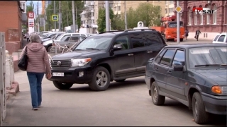 На центральной улице Саратова массово нарушают правила парковки