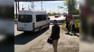Очевидец: "Люди ждут на остановке, а маршрутки проезжают мимо"