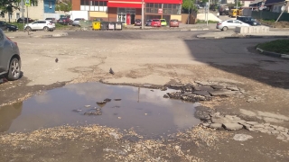 Жители многоэтажек у автовокзала пожаловались на разбитую дорогу к домам
