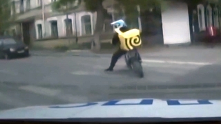 В Саратове 17-летний курьер на мотоцикле пытался уйти от полицейской погони