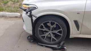 Водитель BMW сбил двух мальчиков на электросамокате