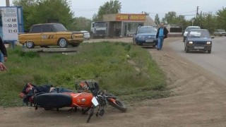 Водитель и пассажирка опрокинувшегося мопеда оказались в больнице