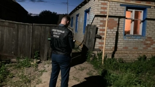 В доме нашли труп молодой женщины с изрезанной шеей