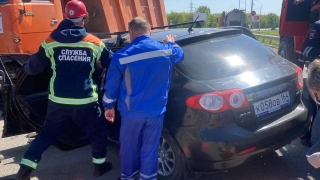 На саратовской трассе иномарка заехала под "Камаз". Есть пострадавшие